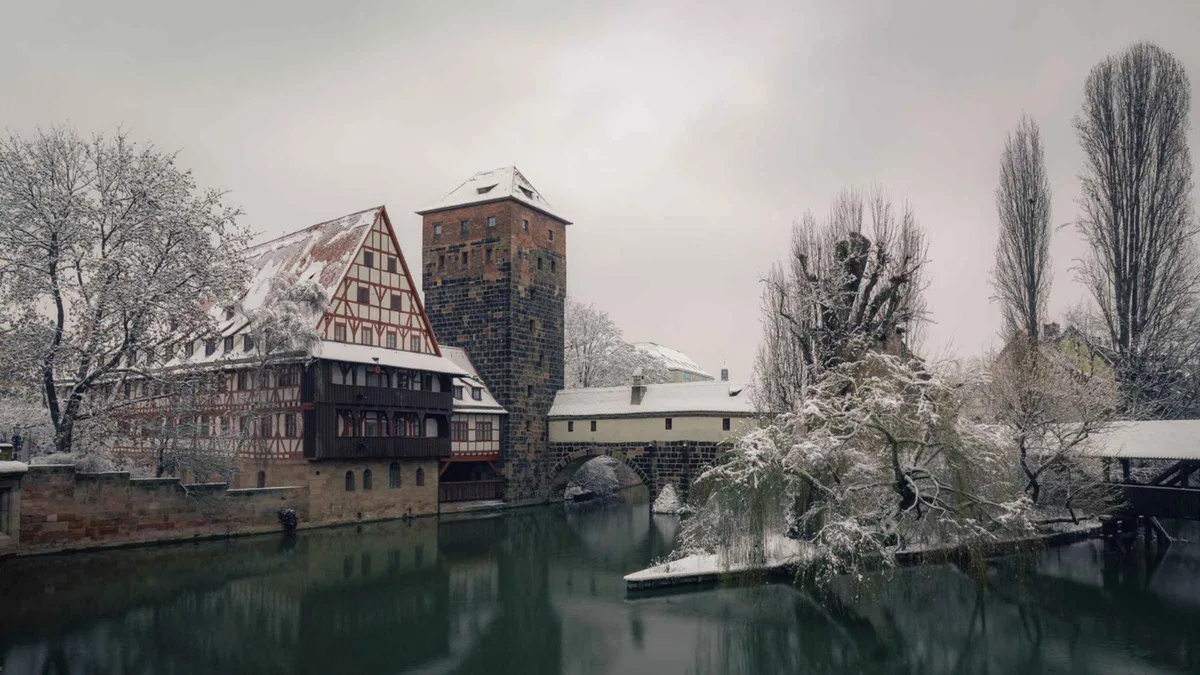 The covered Hangman's Bridge and the old wine store over the Pegnitz after a snowfall